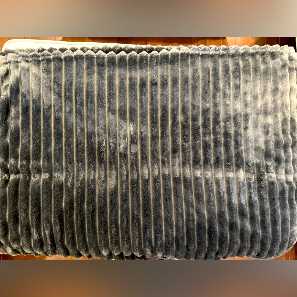 Luxurious Gray Lightweight Faux Fur Ribbed Throw Blanket